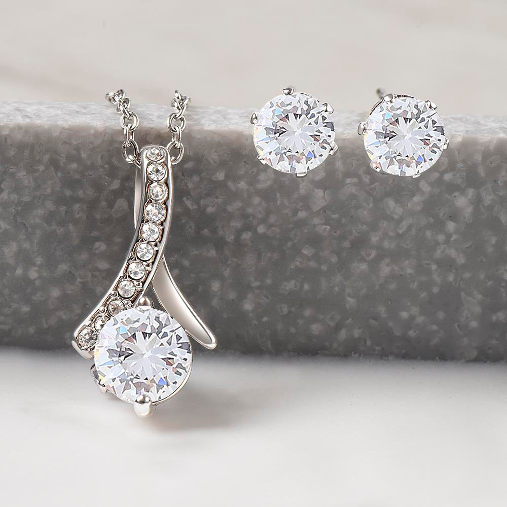 A mother's love is the heart of the family Alluring Beauty necklase With Earrings.