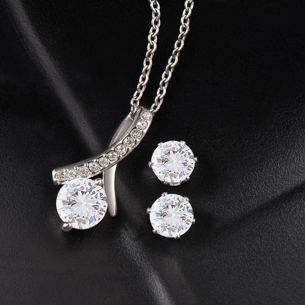 A mother's love is the heart of the family Alluring Beauty necklase With Earrings.